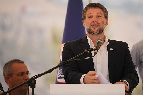 Finanzminister Smotrich hat mit der Annexion des Westjordanlands gedroht. - © Ohad Zwigenberg/AP/dpa