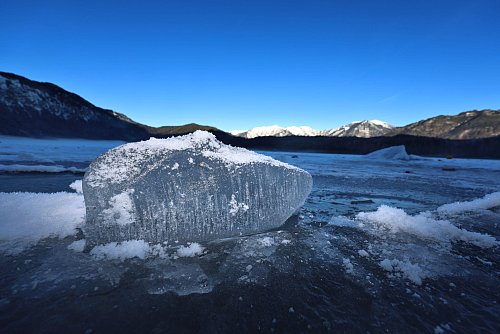 Der Eibsee, ein beliebtes Ziel für Urlauber und Ausflügler am Fuß der Zugspitze, war am Donnerstag noch teilweise zugefroren. (Archivbild) - © Karl-Josef Hildenbrand/dpa