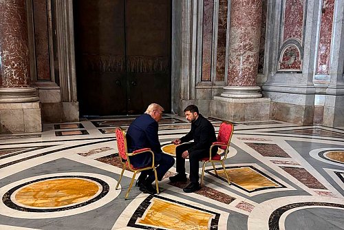 US-Präsident Donald Trump (rechts) und der ukrainische Präsident Wolodymyr Selenskyj sprechen im Petersdom. (Archivbild) - © Uncredited/Ukrainian Presidential Press Service/AP/dpa