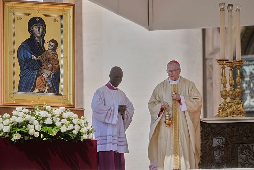Kardinal Pietro Parolin (rechts) zelebriert die erste Sonntagsmesse auf dem Petersplatz nach dem Tod von Papst Franziskus. - © Gregorio Borgia/AP/dpa