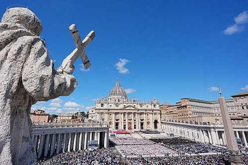 Hunderttausende wohnten der Trauerfeier von Papst Franziskus bei. - © Michael Kappeler/dpa