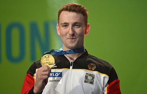 Nils Dunkel zeigt stolz seine Goldmedaille. - © Marijan Murat/dpa