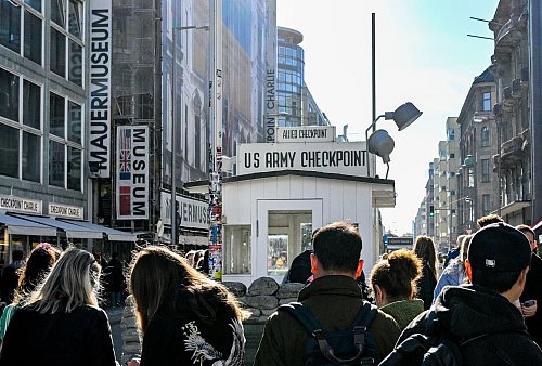 Touristen sind am Kontrollhaus am Checkpoint Charlie vor dem «Mauermuseum - Museum Haus am Checkpoint Charlie» zu sehen. (Archivbild) - © Jens Kalaene/dpa