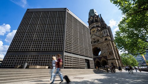 In Berlin gibt es viele Erinnerungen an die Geschichte, wie etwa hier an der Kaiser-Wilhelm-Gedächtniskirche in der City West in Charlottenburg. (Archivbild) - © Monika Skolimowska/dpa