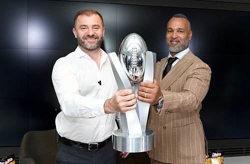 Zwischen Liga-Geschäftsführer Zeljko Karajica (l) und Commissioner Patrick Esume gab es Streit. - © Michael Schwartz/dpa