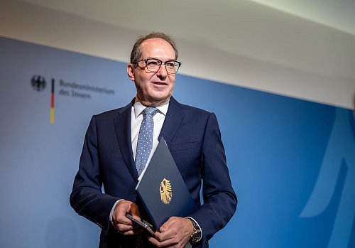 Bundesinnenminister Alexander Dobrindt nennt das neue Bundespolizeigesetz einen großen Wurf und kündigt den zügigen Aufbau neuer Strukturen zur Drohnenabwehr an. - © Michael Kappeler/dpa