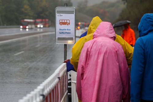 Regenkleidung empfohlen: Besucher beim A45-Bürgerfest an der Rahmede-Talbrücke. - © Christoph Reichwein/dpa