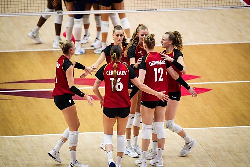 Das deutsche Team will zu Olympia 2028. - © Volleyballworld/dpa