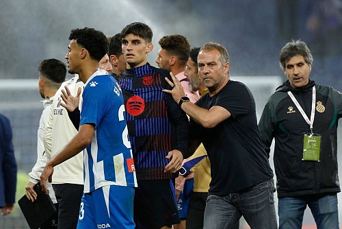 Hansi Flick holte in seinem ersten Jahr in Barcelona gleich den Meistertitel. - © Joan Monfort/AP/dpa