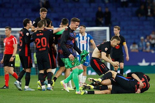 Die Freude über den Titelgewinn wurde durch den Unfall nicht geschmälert. - © Joan Monfort/AP/dpa