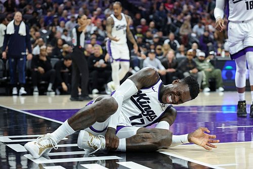 Schmerzhafter Abend für Schröder: Er knickte um und kassierte mit den Kings eine deftige Pleite. - © Sara Nevis/AP/dpa