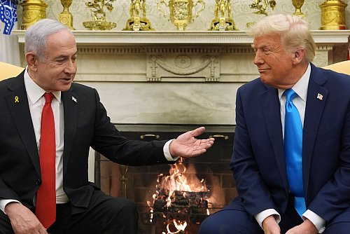 Trump und Netanjahu führten ein offensichtlich gutes Gespräch. - © Evan Vucci/AP/dpa