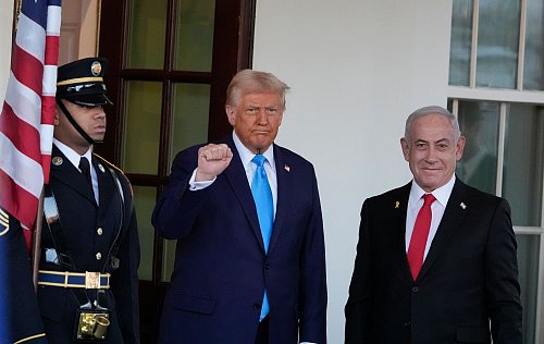 Netanjahu ist der erste ausländische Gast, den Trump in seiner zweiten Amtszeit empfing. - © Alex Brandon/AP/dpa