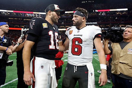 Kirk Cousins (l.) stellte einen Franchise-Rekord für die Falcons auf. - © Butch Dill/AP/dpa