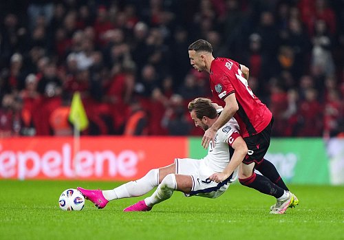 Englands Kapitän Harry Kane (l) trifft auch für England, wie er will. - © Bradley Collyer/PA Wire/dpa