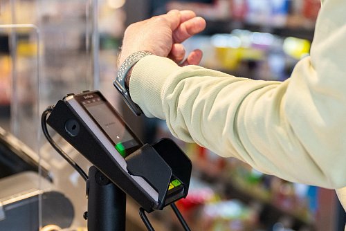 Ein Schwenk mit dem Handgelenk und schon sind die Einkäufe bezahlt - auch eine Smartwatch lässt sich mit Zahlungskarten verbinden. - © Benjamin Nolte/dpa-tmn