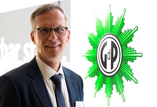 «Ohne Tarifbeschäftigte und Verwaltungsbeamte läuft in dieser Polizei nichts. Wir brauchen sie», sagte Schlüter. - © Roberto Pfeil/dpa