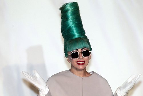 Von Türkis bis Pink: Lady Gaga beherrscht die Kunst der Transformation. (Archivbild) - © picture alliance / dpa