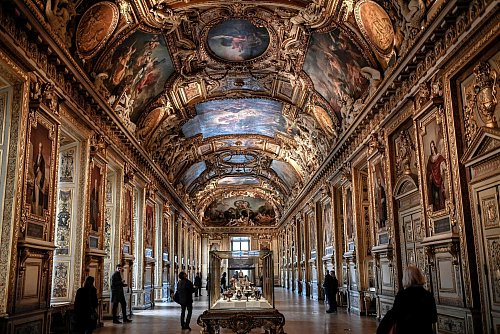 In der prachtvollen Galerie d\\\'Apollon im Louvre wird kostbarer Schmuck ausgestellt. (Archivbild) - © Stephane De Sakutin/AFP/dpa