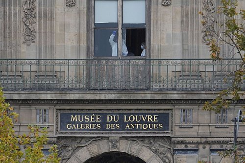 Die Einbrecher drangen über ein Fenster im ersten Stock in das Museum ein. - © Thibault Camus/AP/dpa