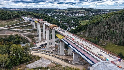 Der Neubau der Brücke schreitet weiter voran. - © Alex Talash/dpa