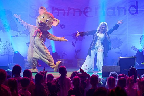Auf Tour: Simone Sommerland bringt die Kinderlieder auch auf die Bühne. (Archivbild) - © Bernd Thissen/dpa