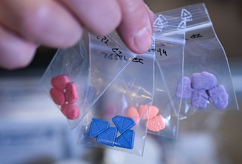 Synthetische Drogen - harmlos anzuschauen, aber gefährlich. - © Arne Dedert/dpa