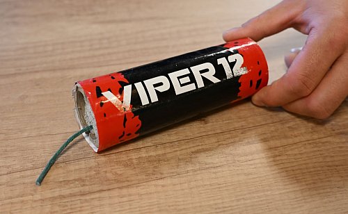Auch solche Knallkörper setzen kriminelle Banden ein. - © Arne Dedert/dpa