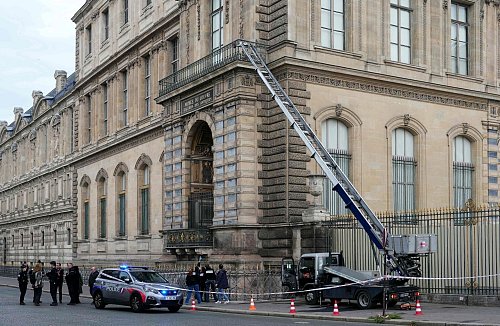 Mit einem Möbelaufzug gelangen die Täter in das Museum. (Archivbild) - © Dimitar Dilkoff/AFP/dpa