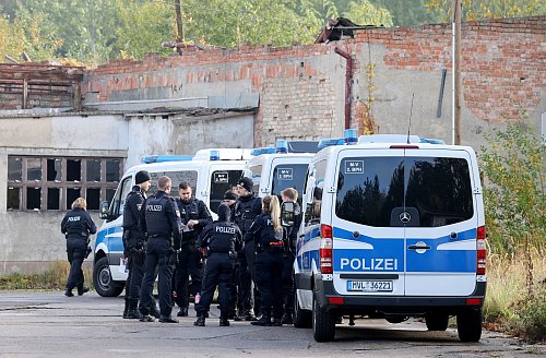 Auch Gewässer sollten am Montag abgesucht werden. - © Bernd Wüstneck/dpa
