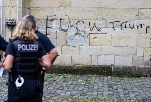 Unbekannte haben die Fassade der Überwasserkirche beschmiert. - © Guido Kirchner/dpa