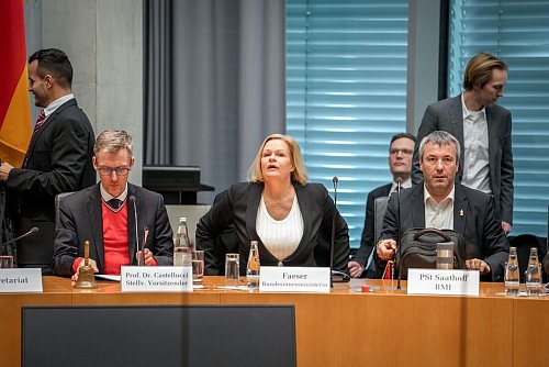 Innenministerin Nancy Faeser steht dem Innenausschuss Rede und Antwort - hier bei der Sitzung Ende Dezember. (Archivbild) - © Kay Nietfeld/dpa