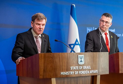 Der neue deutsche Außenminister Johann Wadephul (CDU) findet bei einer Pressekonferenz mit seinem israelischen Amtskollegen Gideon Saar klare Worte an die israelische Regierung. - © Michael Kappeler/dpa