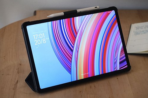 Der LCD-Bildschirm des Xiaomi Redmi Pad Pro ist in Ordnung, aber Sie könnten die Always-on-Funktion vermissen, die OLED-Displays meist bieten - etwa um die Zeit anzuzeigen, wenn das Gerät nicht in Gebrauch ist. - © Coman Hamilton/dpa-tmn