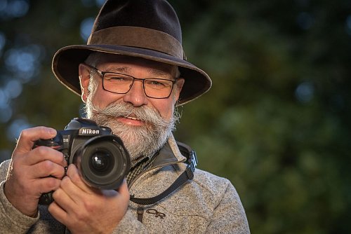 Mit Hut, Zwirbelbart und Kamera: Fotograf Klaus-Peter Kappest ist einer der Heimatfreunde. - © Klaus-Peter Kappest/Schmallenberger Sauerland Tourismus/dpa-tmn