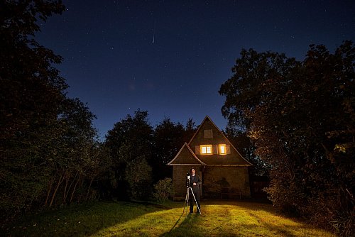 Das Stativ ist positioniert: Hobby-Astronom und Astro-Fotograf Stefan Schwope in Aktion. - © Klaus-Peter Kappest/Schmallenberger Sauerland Tourismus/dpa-tmn