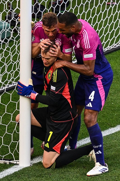 Nun vereint in München: Jonathan Tah (r), Joshua Kimmich (l) und Torwart Manuel Neuer, hier im Nationaltrikot bei der Heim-EM 2024. - © Bernd Weißbrod/dpa