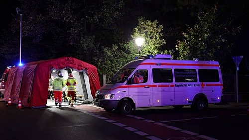 Rettungskräfte waren in größerer Zahl im Einsatz. - © Ralf Hettler/dpa