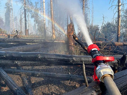 Das Feuer war am späten Abend unter Kontrolle gebracht worden. Der Untergrund brenne aber weiter, so die Feuerwehr. - © -/Feuerwehren im Kreis Soest/dpa