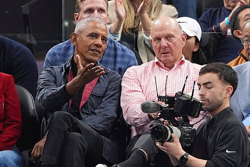 Steve Ballmer - hier bei einem Clippers-Heimspiel neben Ex-US-Präsident Barack Obama - zählt zu den reichsten Menschen der Welt. - © Mark J. Terrill/AP/dpa