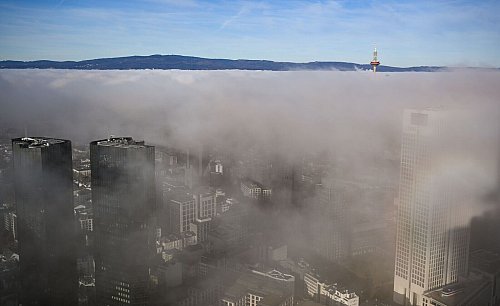 An der Grenze zwischen kalter und warmer Schicht bildet sich bei sogenanntem Inversionswetter Hochnebel, wie hier in Frankfurt am Main. - © Arne Dedert/dpa