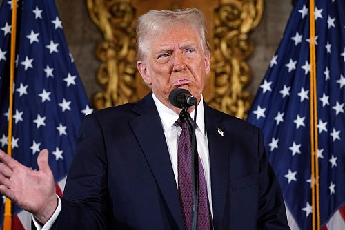 Trump keilt erneut mit Kritik an der Brandbekämpfung in Los Angeles dazwischen. (Archivbild) - © Evan Vucci/AP/dpa