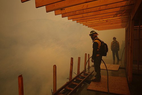 In den kommenden Tagen werden stärkere Winde erwartet, die die Flammen neu anfachen könnten. - © Eric Thayer/AP/dpa