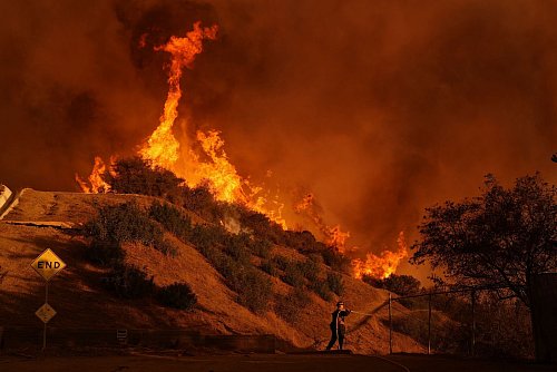 Die Zahl der Toten ist auf 16 gestiegen. - © Jae C. Hong/AP/dpa