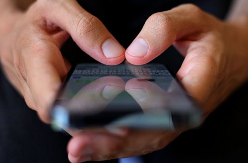 Oft genügt den Tätern schon ein Profilbild, um ein Deepfake zu erstellen. (Symbolbild) - © Karl-Josef Hildenbrand/dpa