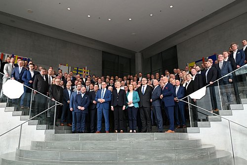 Nur wenige Frauen vertreten: Die AfD-Fraktion hat im neuen Bundestag den mit Abstand geringsten Anteil an weiblichen Abgeordneten. (Archivbild) - © Elisa Schu/dpa