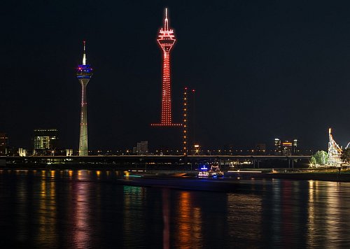 Eine computergenerierte Darstellung eines Motivs auf der geplanten Drohnenshow in Düsseldorf. (Archivbild) - © -/AO Multimedia & Drones/dpa