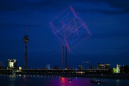 1.000 Drohnen bilden mit ihren kleinen Lichtern Skulpturen am Abendhimmel. (Archivbild) - © Christoph Reichwein/dpa
