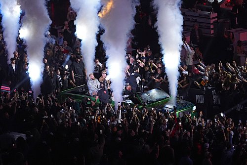 Buh-Rufe für Jake Paul, der im Cabrio zum Ring gefahren wird. - © Julio Cortez/AP/dpa
