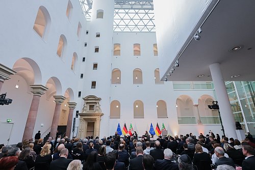 Zahlreiche Menschen waren bei der Gedenkveranstaltung im Düsseldorfer Ständehaus. - © Rolf Vennenbernd/dpa